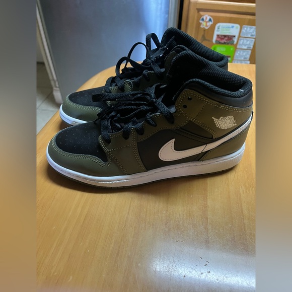 NEW Air Jordan 1 Mid- Kids Black and Olive Sneaker. Size 6Y. IN BOX, never worn - Picture 7 of 10